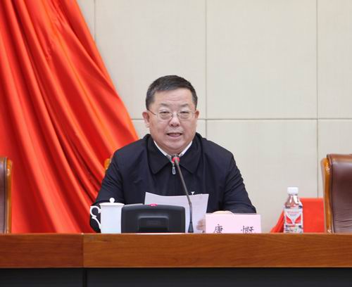 3政协提案委主任康慨主持会议.jpg