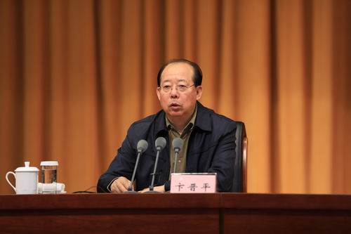 3全国政协文化文史和学习委员会副主任卞晋平作专题报告.JPG
