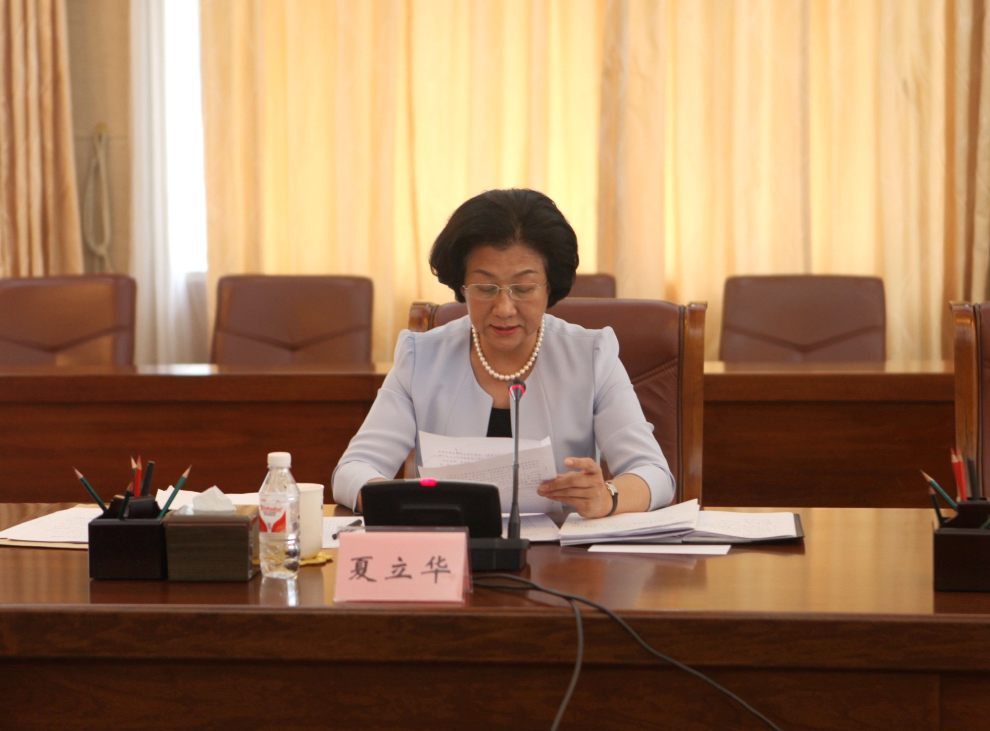 2省政协秘书长夏立华作省政协十二届二次常委会议有关事项的汇报.jpg