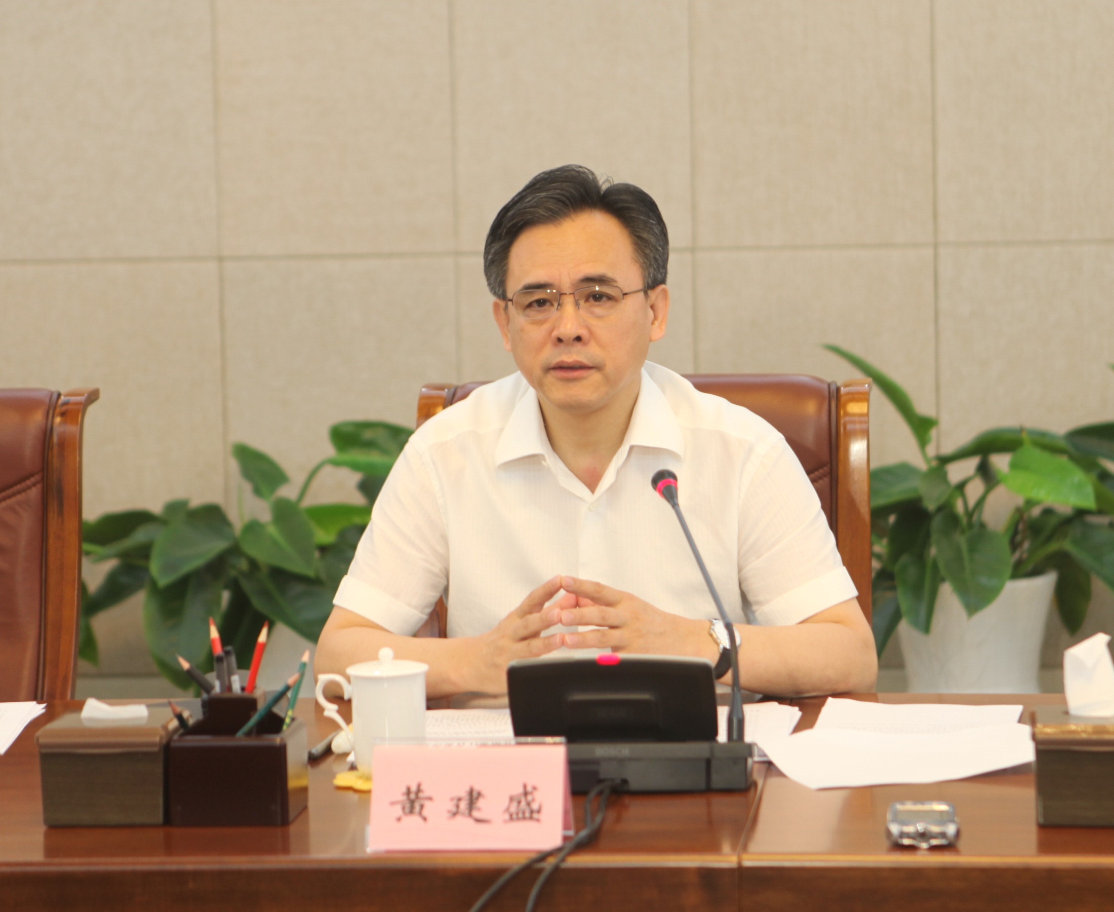1省政协党组书记、主席黄建盛主持出席会议并讲话.jpg