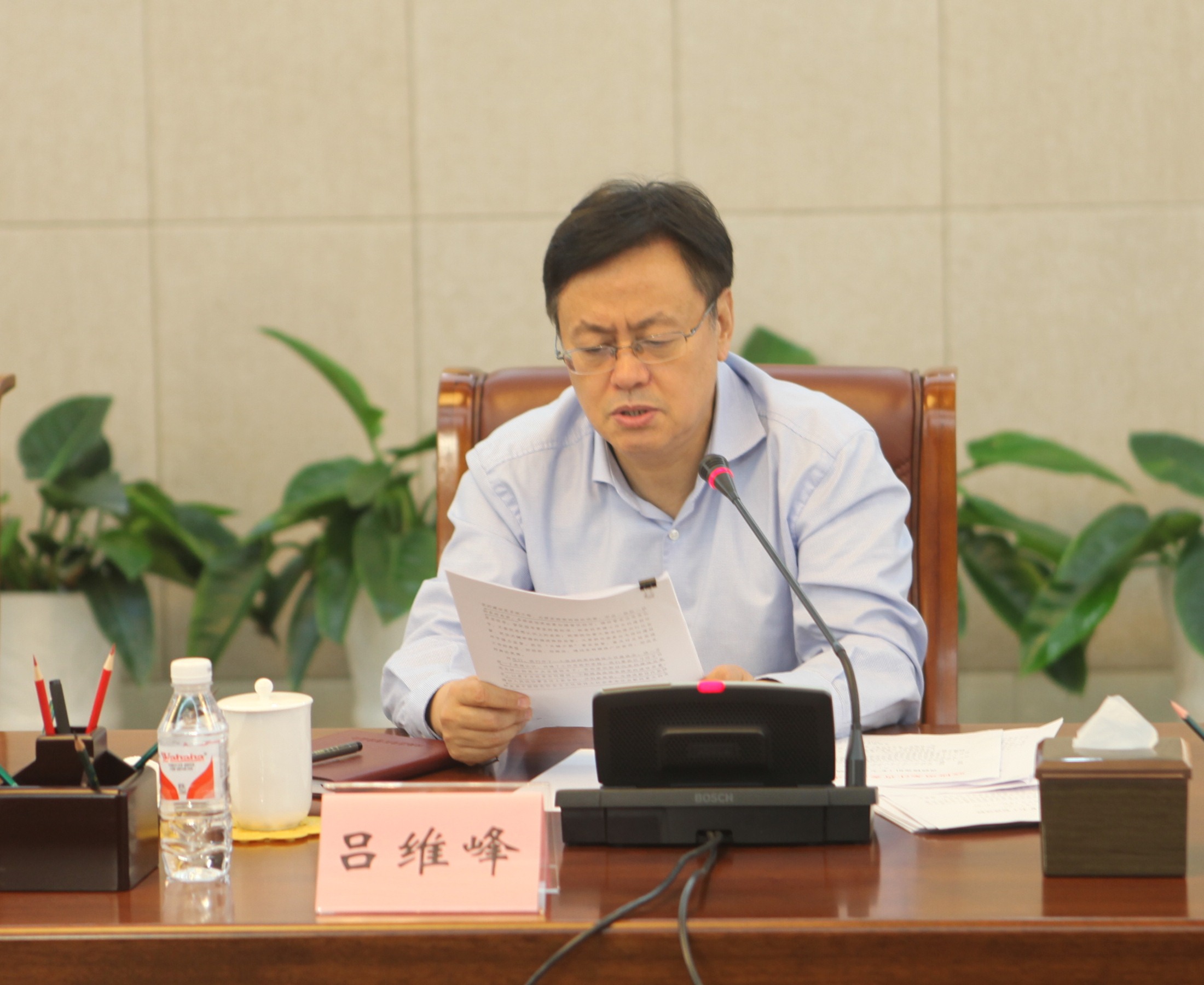 2省政协党组副书记、副主席吕维峰传达全国政协系统党的建设工作座谈会精神和省委办公厅《关于进一步强化和落实党建工作责任的意见》.jpg