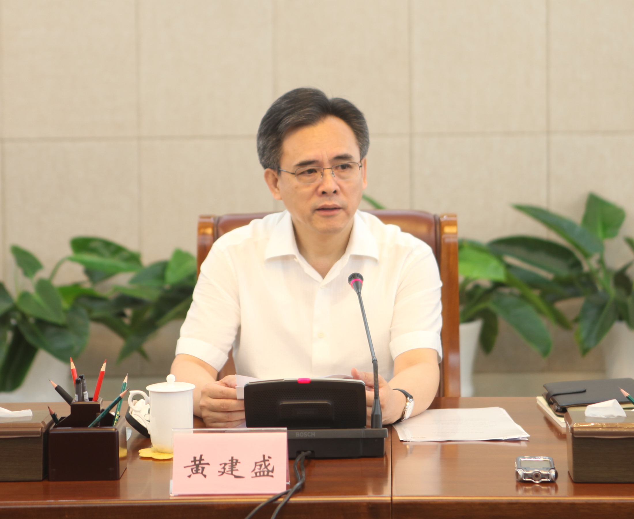 1省政协党组书记、主席黄建盛主持会议并讲话.jpg