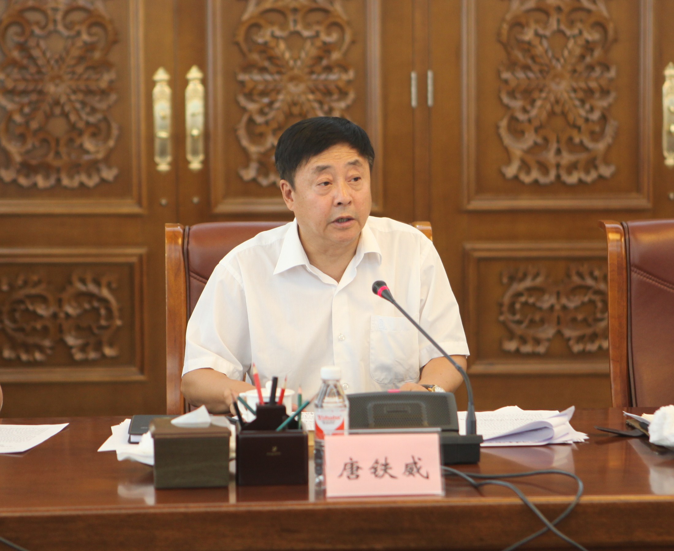 5省政协社会和法制委员会主任唐铁威作《关于推进哈尔滨市城市供热办法修改的建议》的说明.jpg