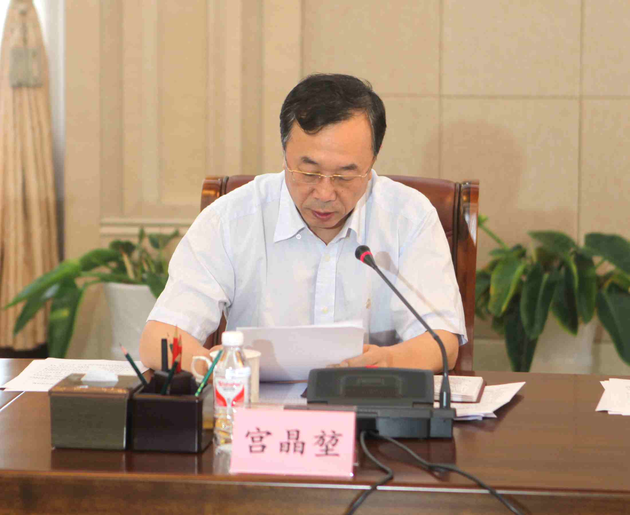 3省政协副主席宫晶堃传达省委十二届56次常委会议精神.jpg