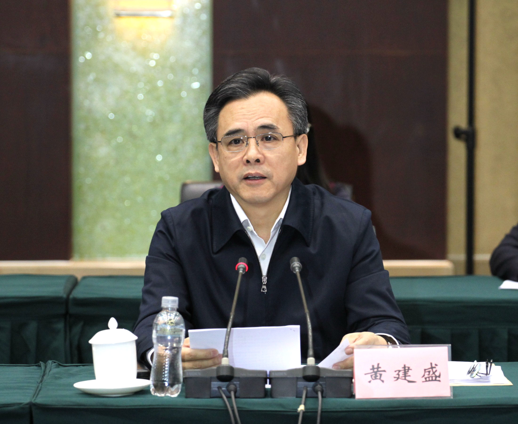 3黑龙江省政协主席黄建盛主持会议.jpg 3黑龙江省政协主席黄建盛主持会议.jpg