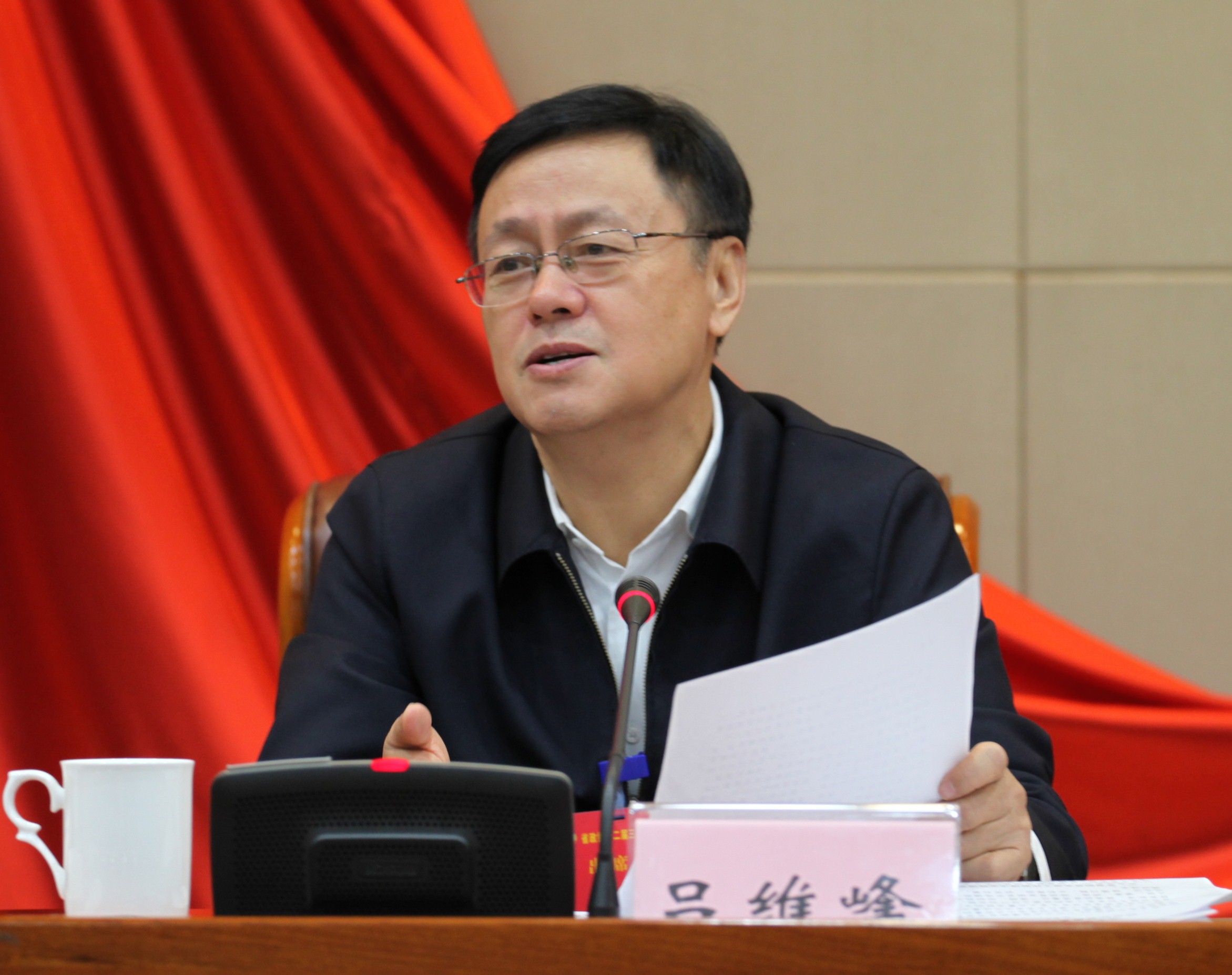 2省政协副主席吕维峰作《关于坚持扶贫标准，提高扶贫质量的调研报告》并主持第二次全体会议.jpg