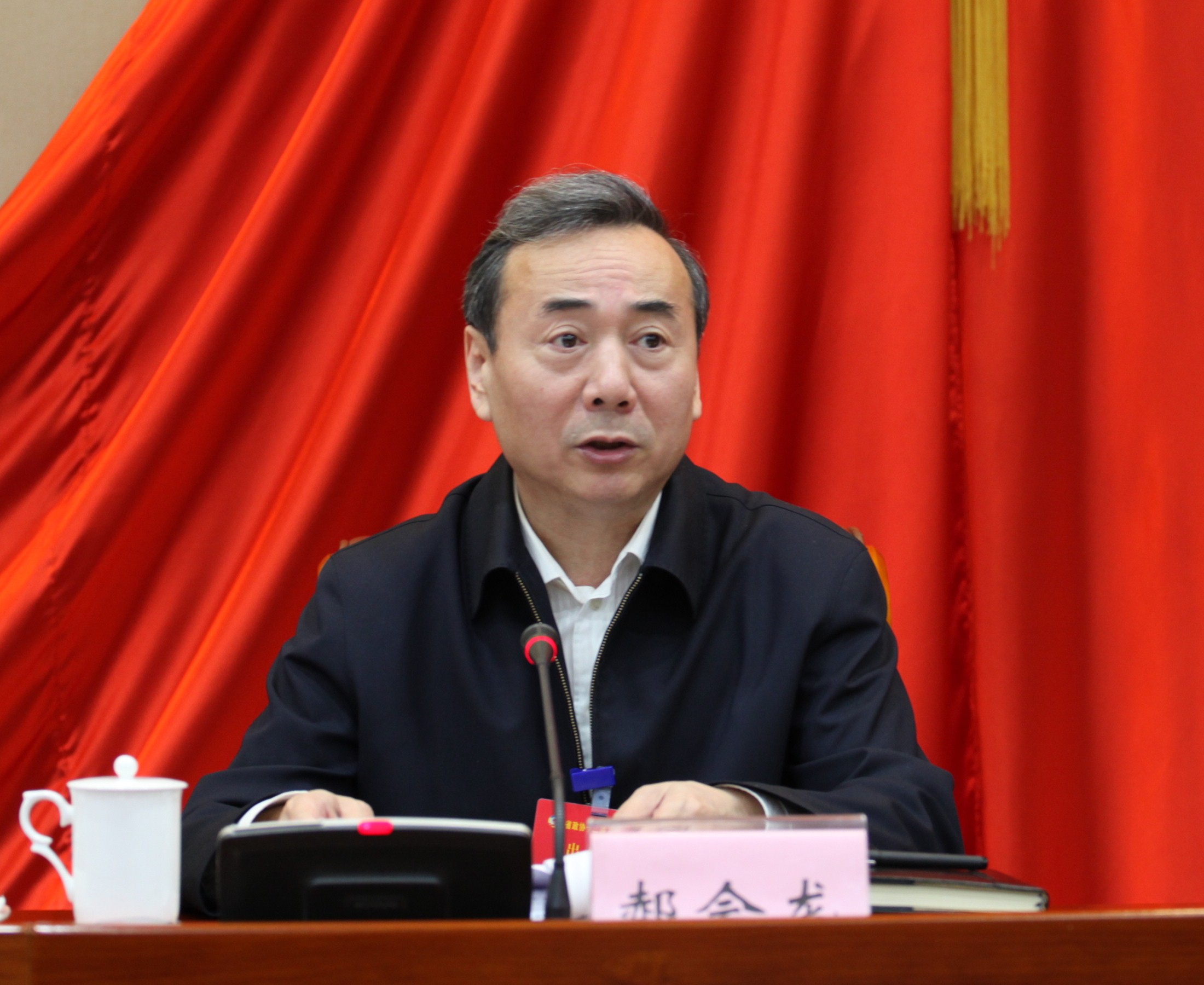 3省政协副主席郝会龙主持第一次全体会议.jpg