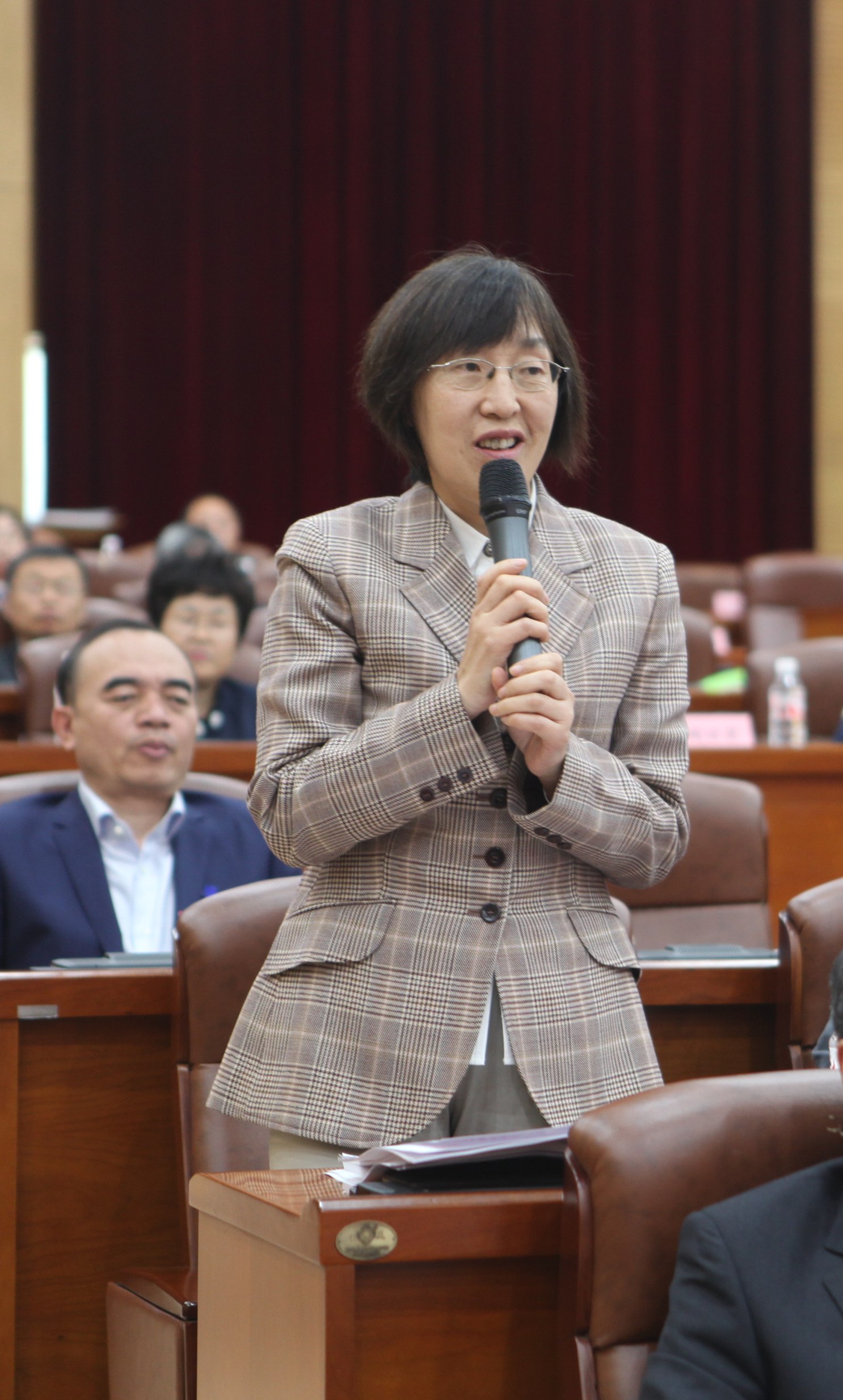 17郑亚楠常委提问.jpg