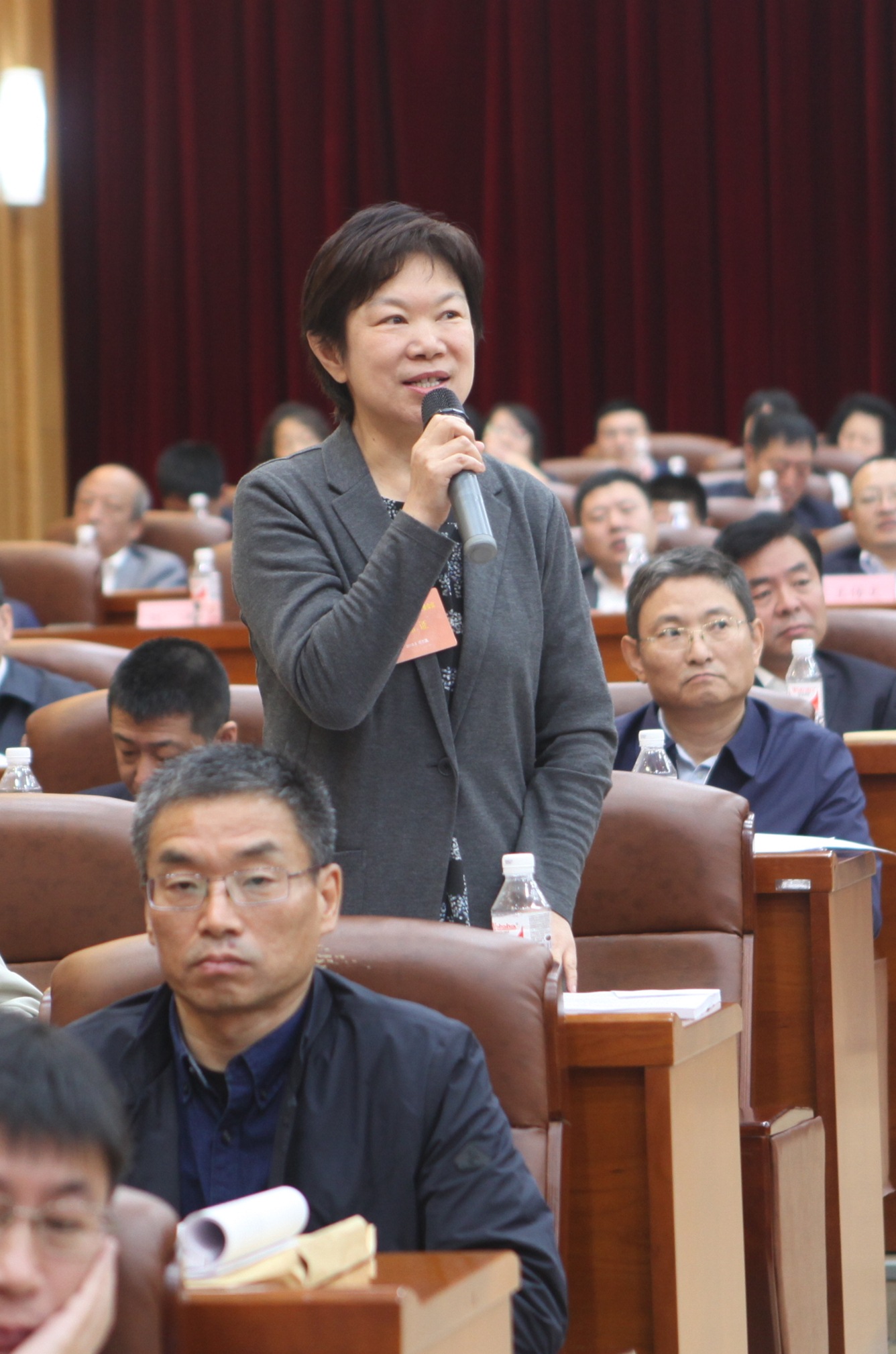 24省教育厅巡视员尹晓岚回答委员提问.jpg
