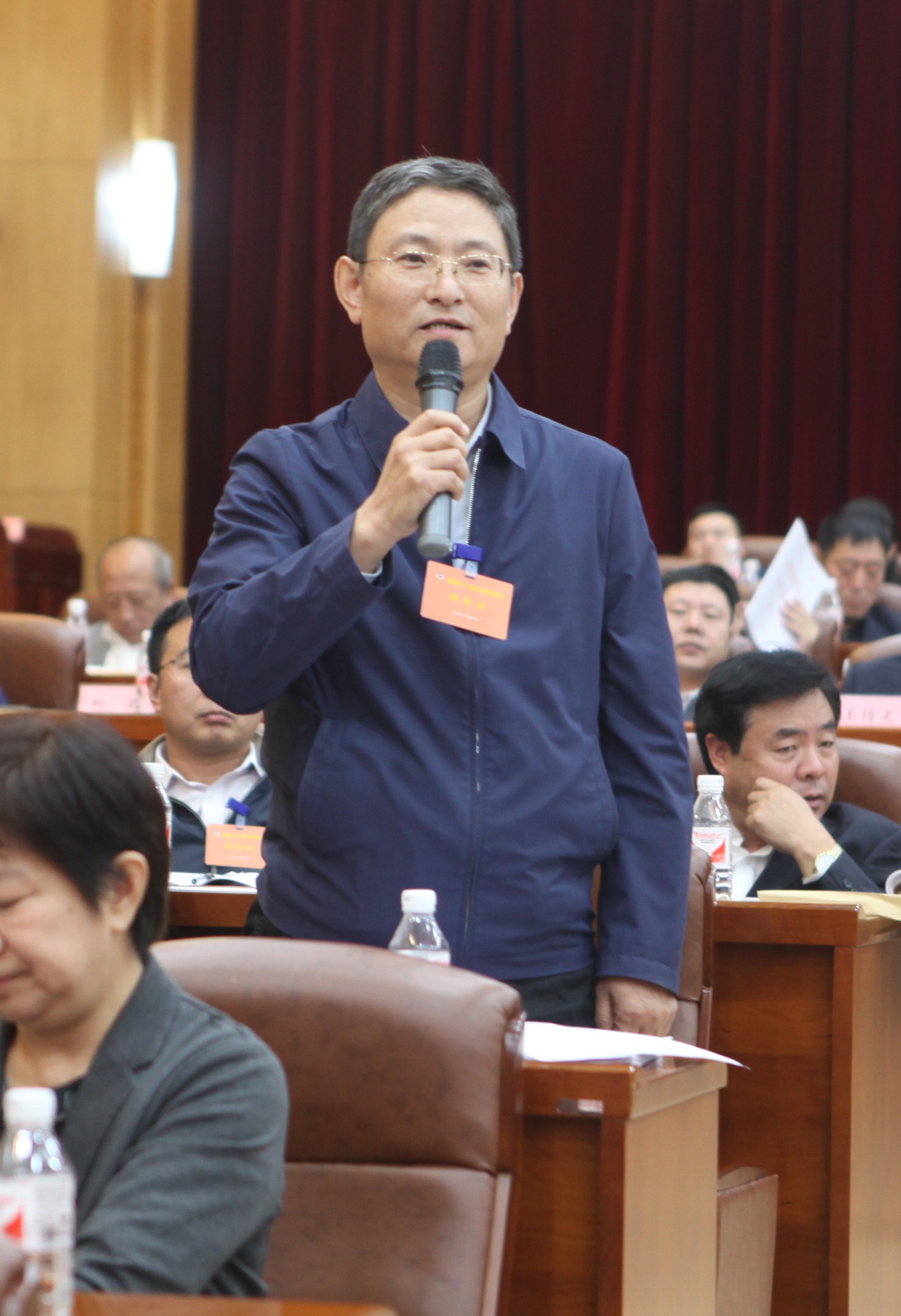 26省人社厅副厅长何衍春回答委员提问.jpg