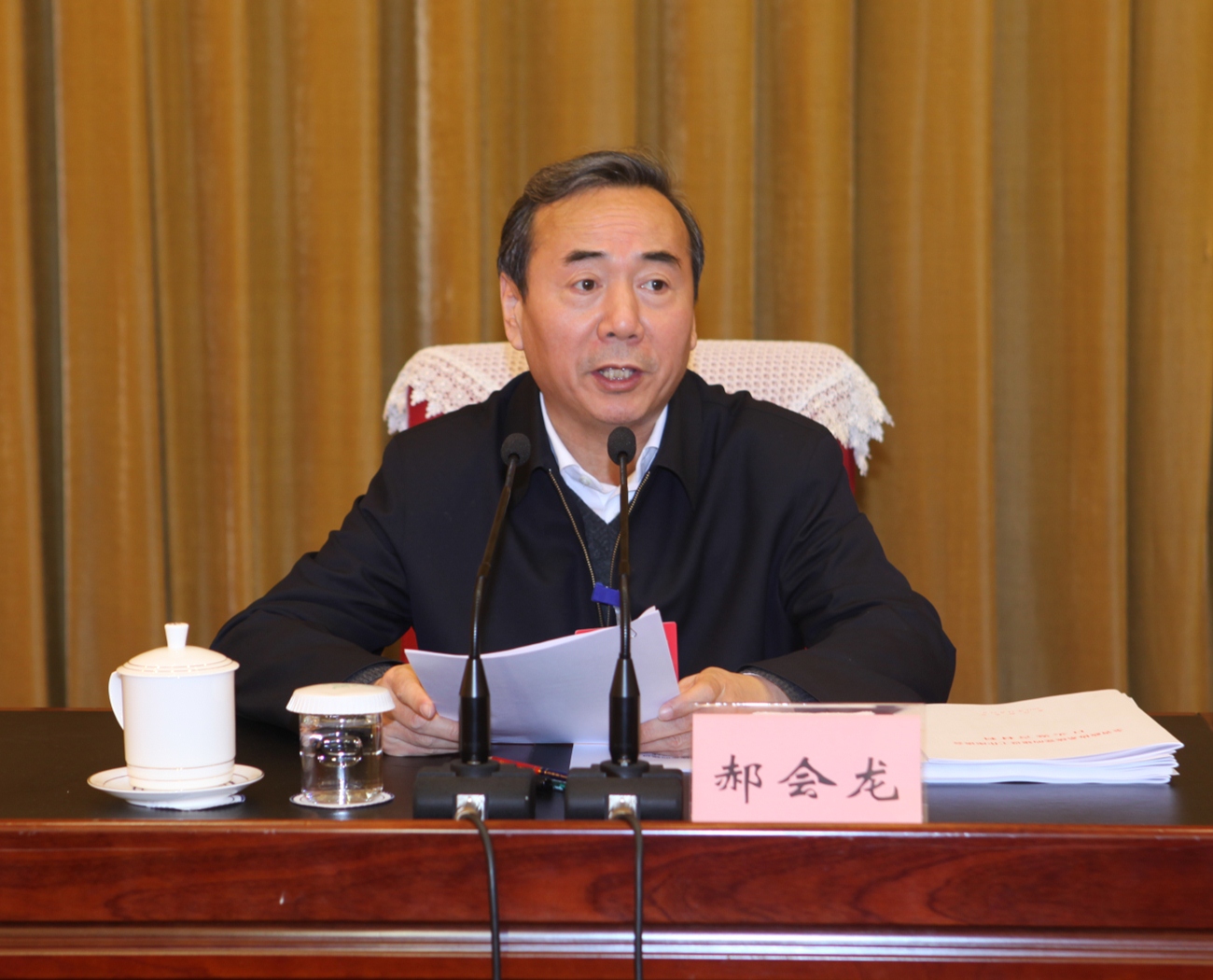 3省政协党组成员、副主席郝会龙主持第一次全体会议第二阶段.jpg