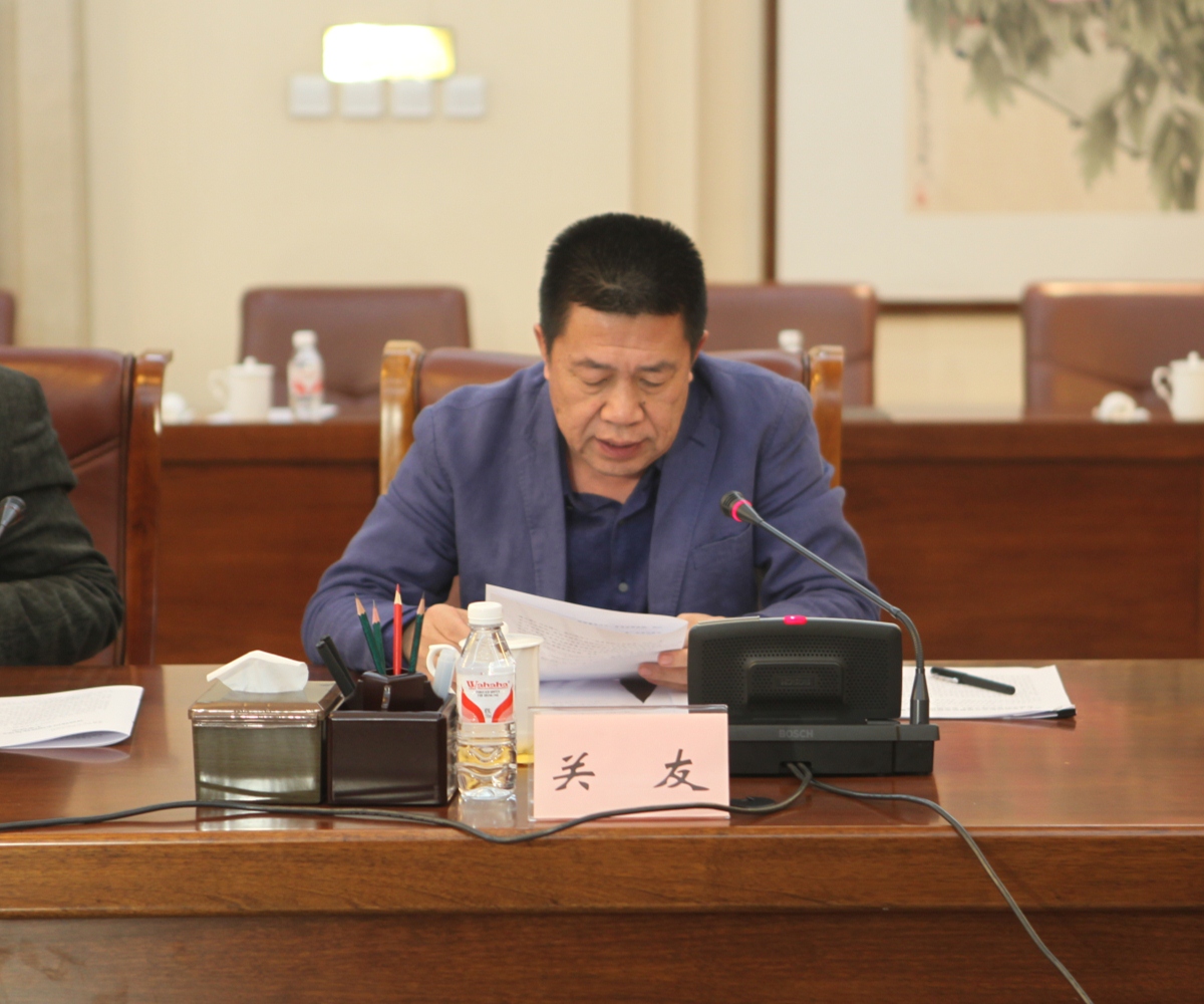 5省政协机关党组成员、机关党委专职副书记关友汇报省政协机关开展解放思想推动高质量发展大讨论实施方案.jpg