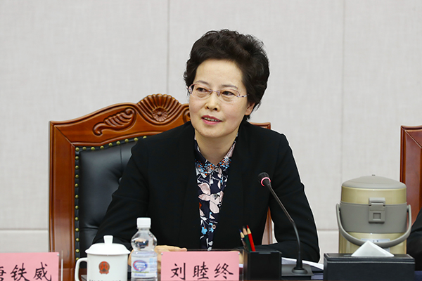 1省政协副主席刘睦终在会上座谈交流。.jpg