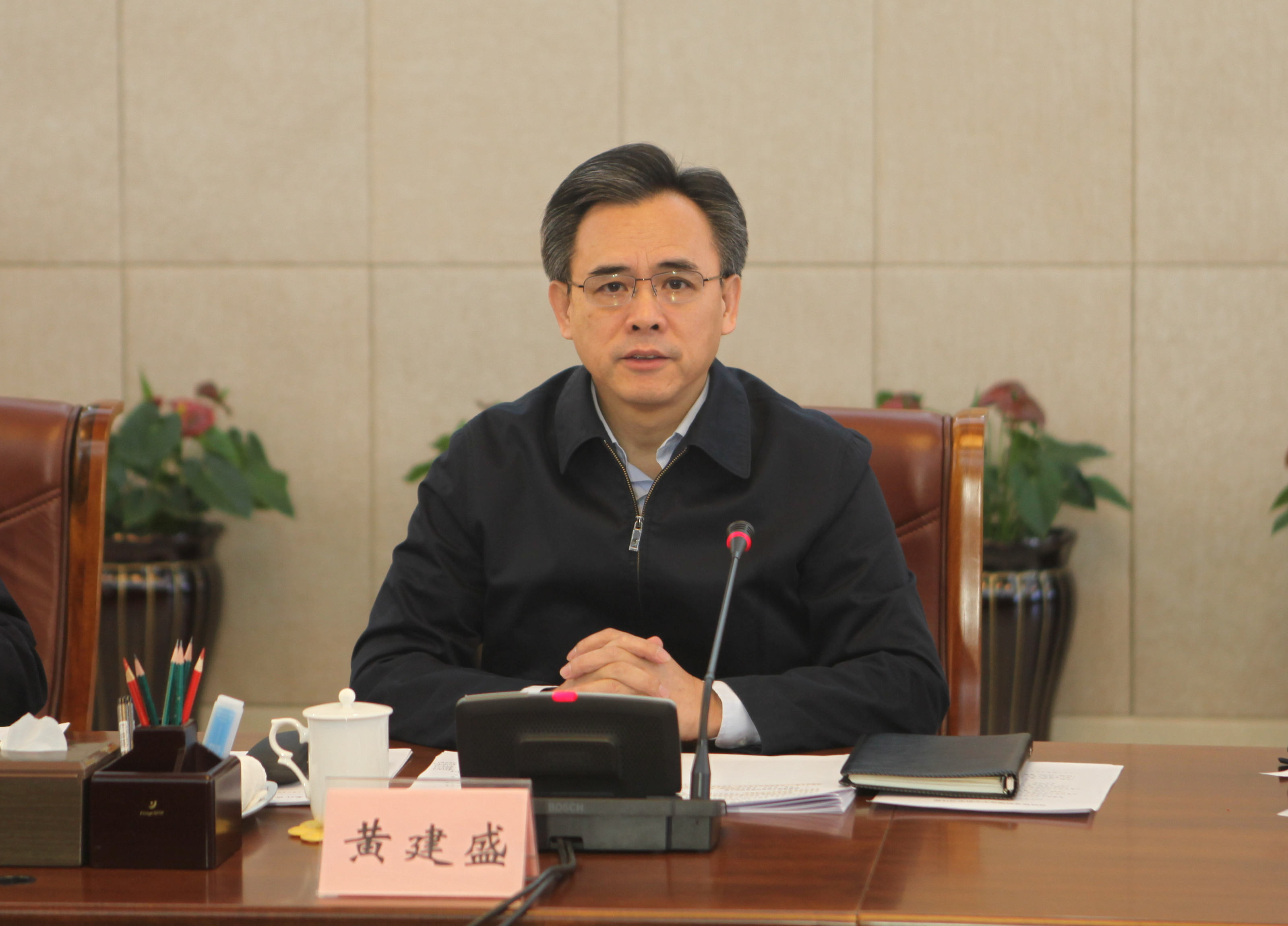 1省政协主席、党组书记黄建盛主持会议并讲话.jpg