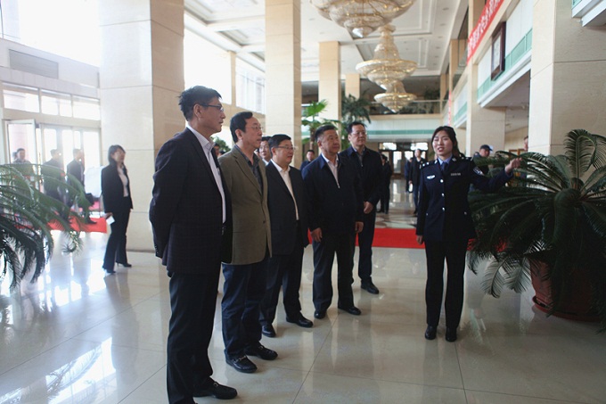 省政协领导参观宣传教育展.jpg