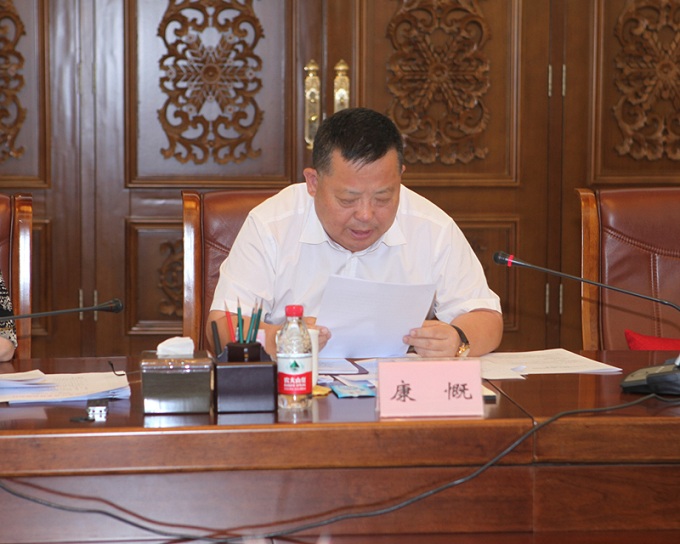 6省政协提案委员会主任康慨作关于《中国人民政治协商会议黑龙江省委员会提案工作条例》（修订草案）的说明.jpg