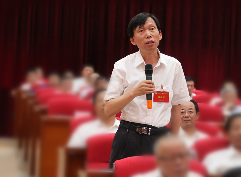 21省政协常委张洪升提问.jpg