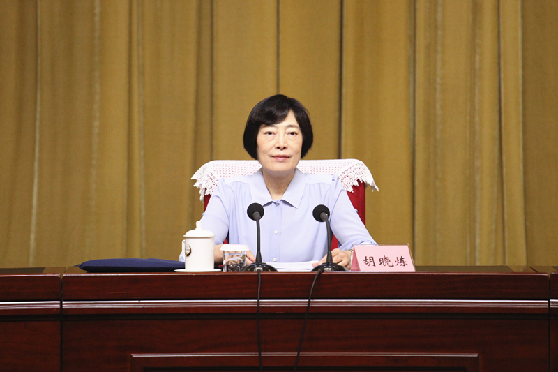 3全国政协常委、宣讲团成员胡晓炼以“坚定信心，统筹施策，打好防范化解系统性金融风险攻坚战”为题作宣讲报告.jpg
