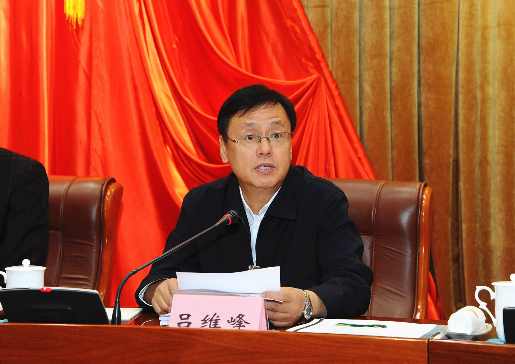 3省政协副主席吕维峰主持会议.JPG