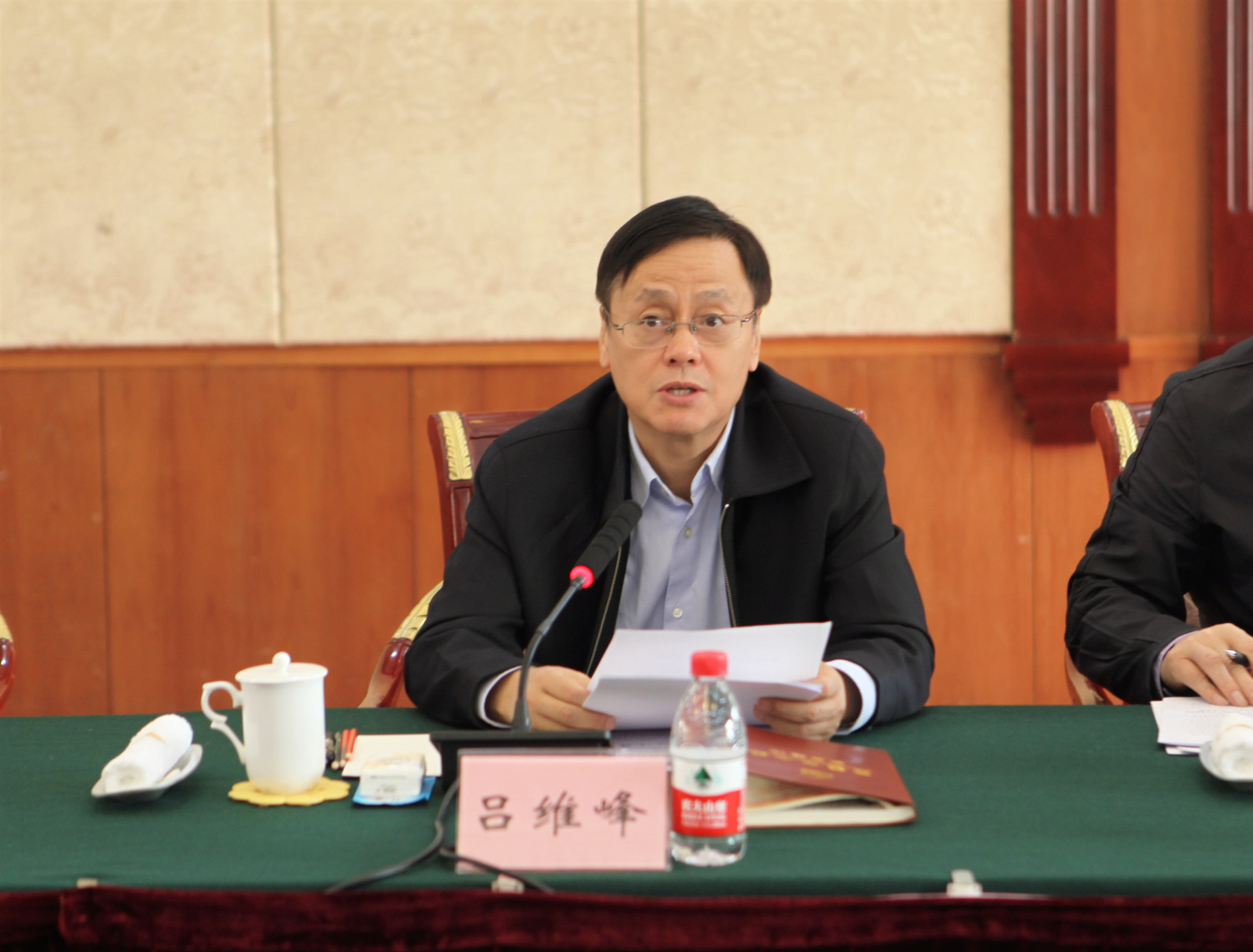 2省政协副主席、党组副书记吕维峰出席会议并发言.jpg