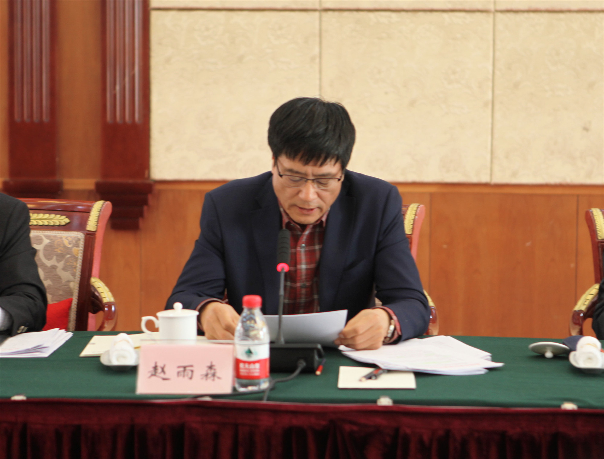 3省政协副主席赵雨森列席会议并发言.jpg