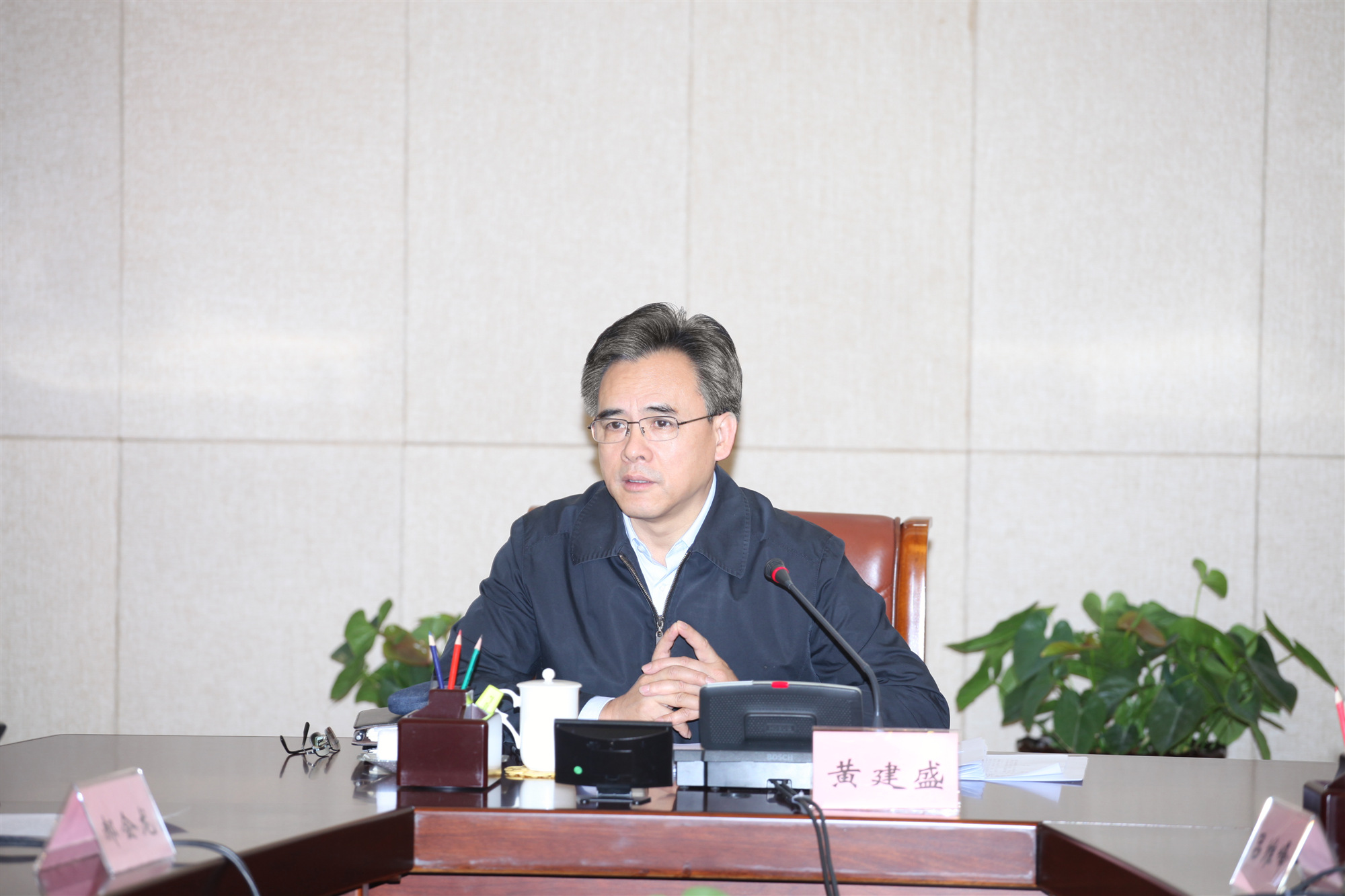1省政协主席、党组书记黄建盛主持会议并讲话.JPG