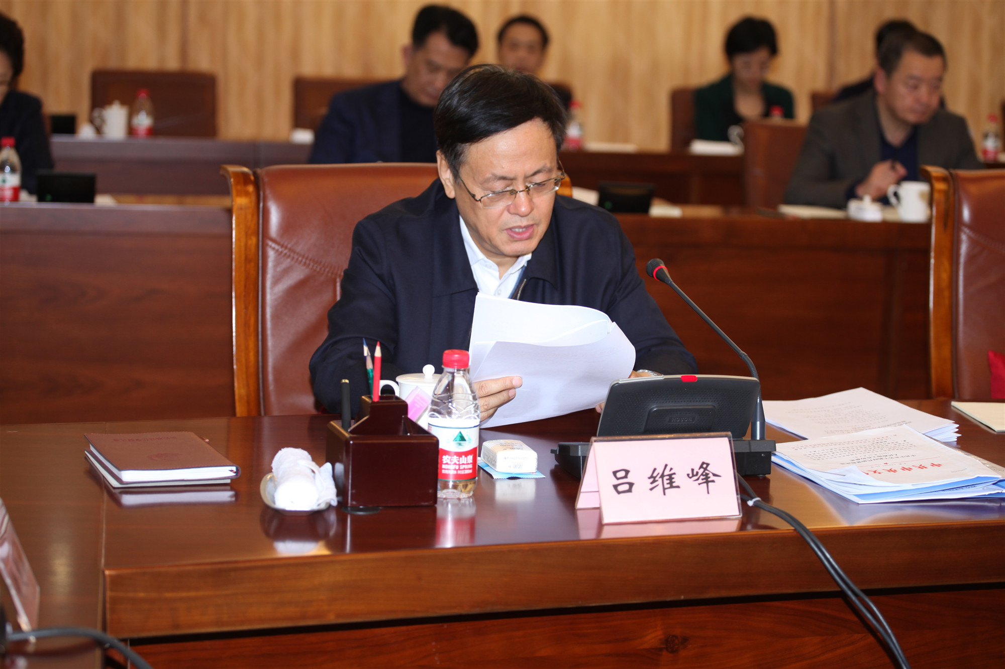 2省政协副主席、党组副书记吕维峰传达省委政协工作会议精神.JPG