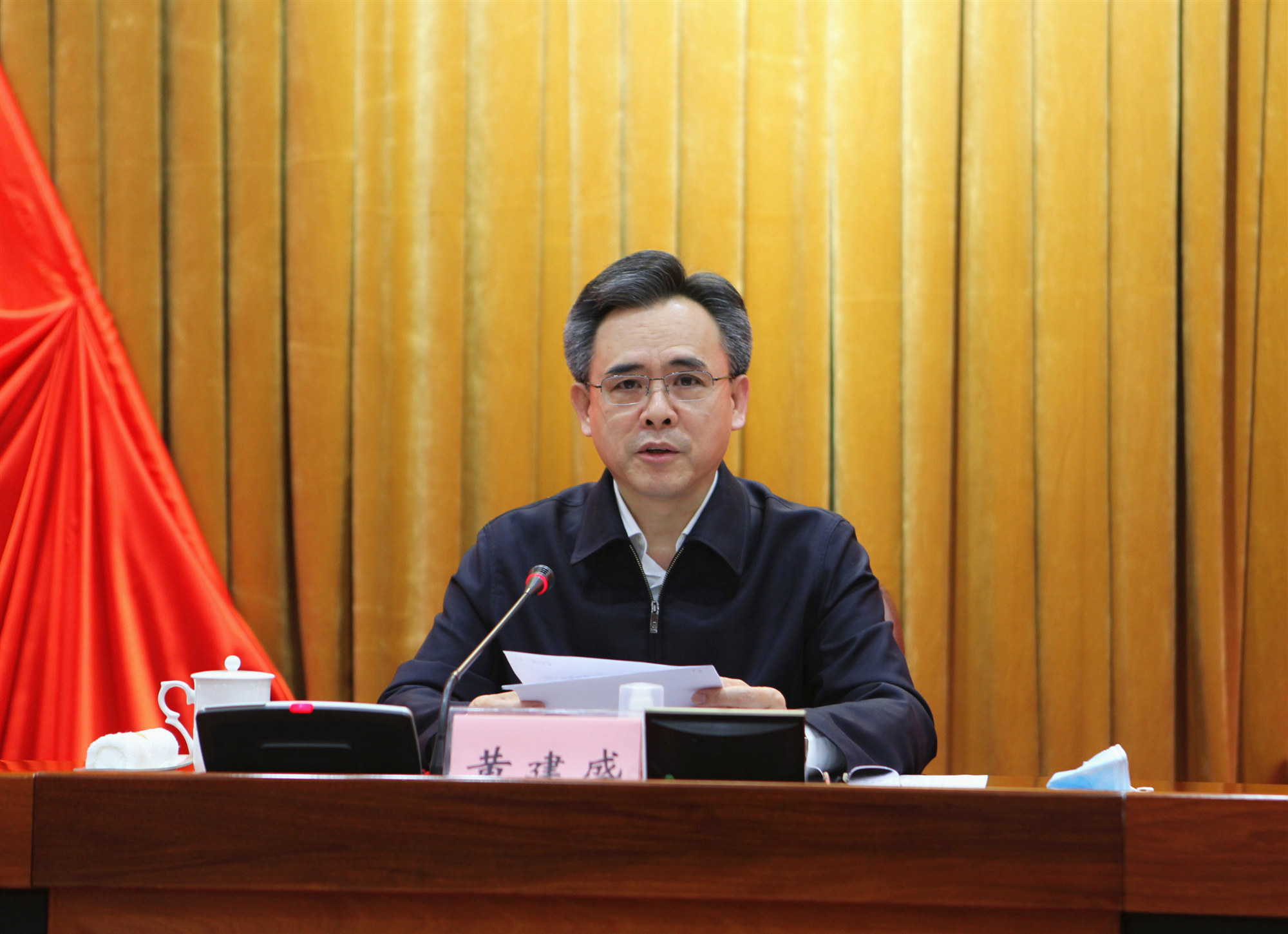 1省政协主席黄建盛主持会议、传达习近平总书记在全国两会期间重要讲话精神并讲话.jpg