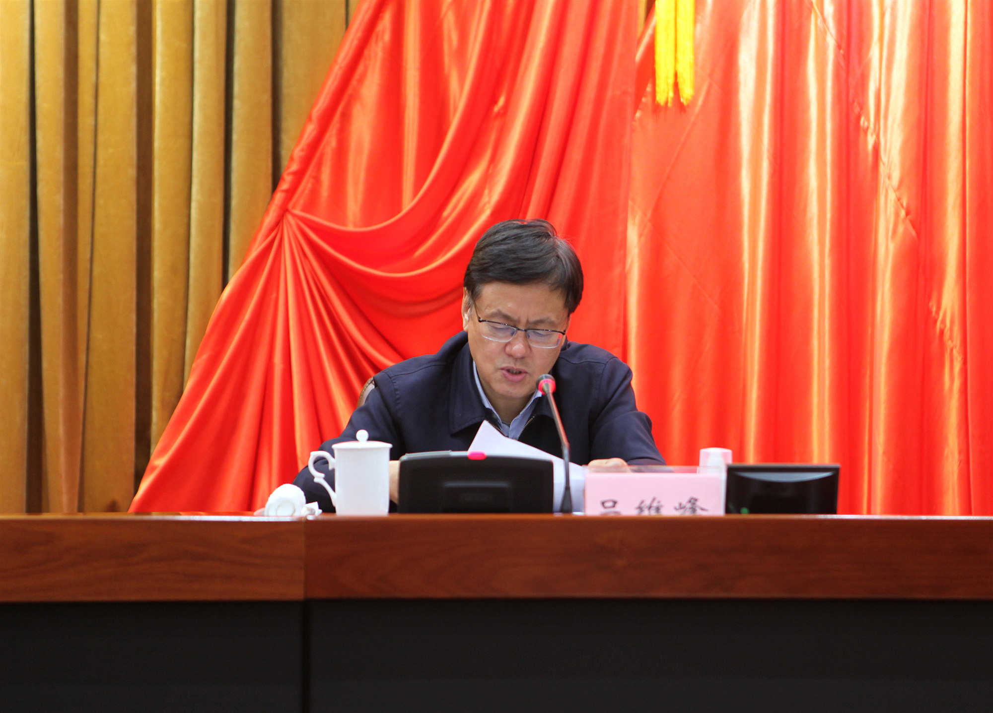 2省政协副主席吕维峰传达全国政协十三届三次会议精神.jpg