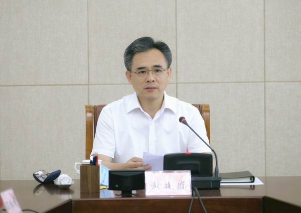 1省政协主席黄建盛主持会议并讲话.jpg
