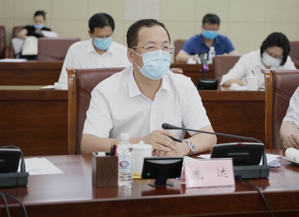 8省政协副主席庞达出席会议并发言.jpg