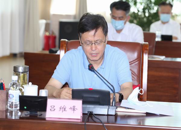 2省政协副主席、党组副书记吕维峰出席会议并发言.JPG