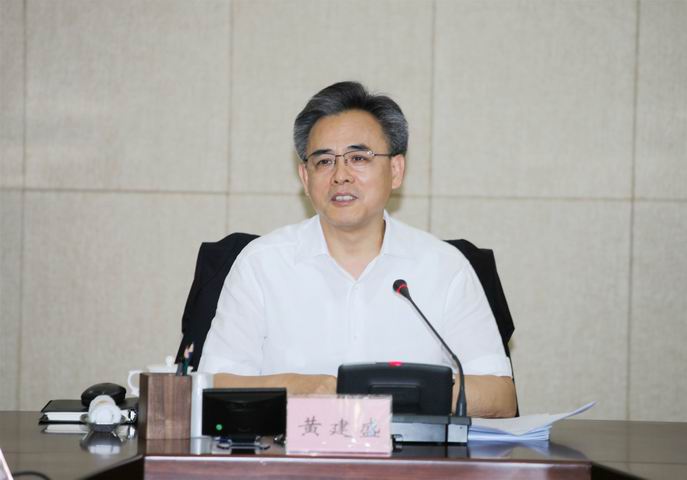 1省政协主席黄建盛主持会议并讲话.jpg
