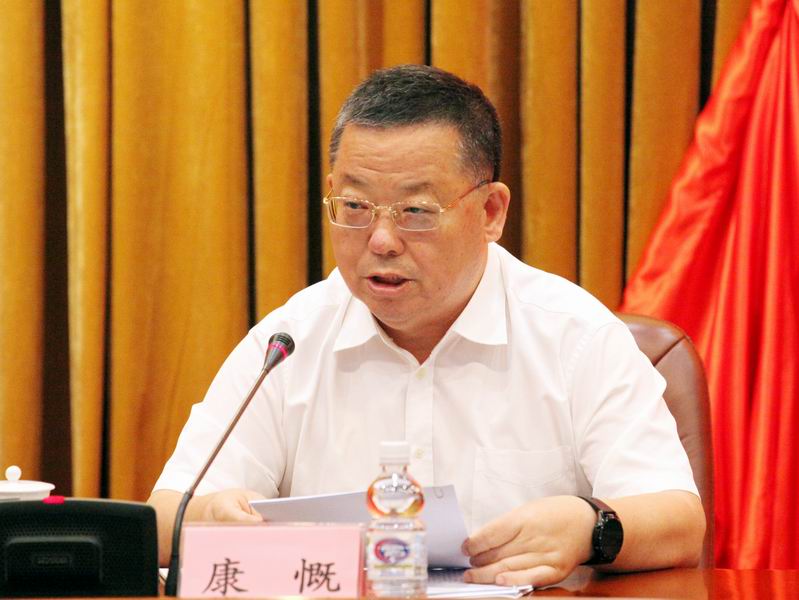 2省政协常委、提案委员会主任康慨主持会议.JPG