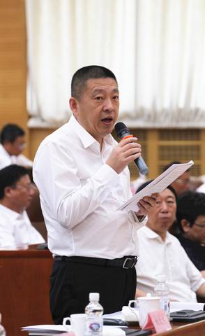 白沐阳常委提问省国税局副局长李兴伟在会上与常委现场互动李志平常委