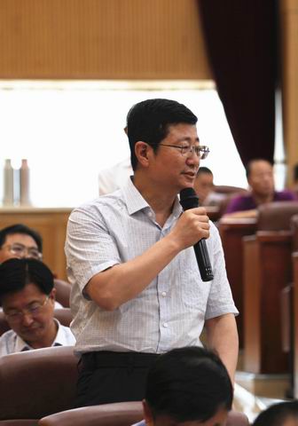 白沐阳常委提问省国税局副局长李兴伟在会上与常委现场互动李志平常委