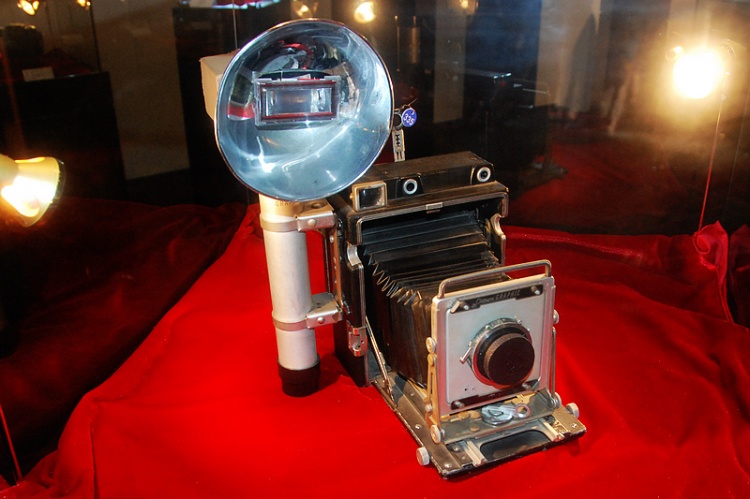 网站首页  展示专题现有馆藏相机400台,分为湿版相机,胶片相机,镁光