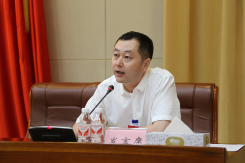 省政协常委,省律师协会副会长,黑龙江龙信律师事务所主任张铁发言