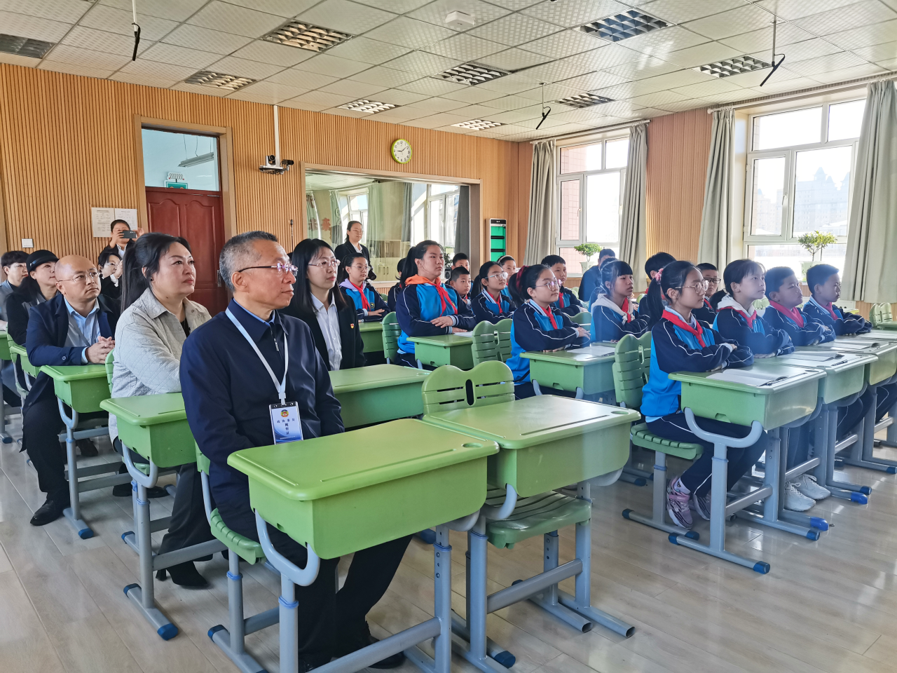 0试点学校——海林市第三小学,唐衍河和委员与学生同堂上课,体验信息