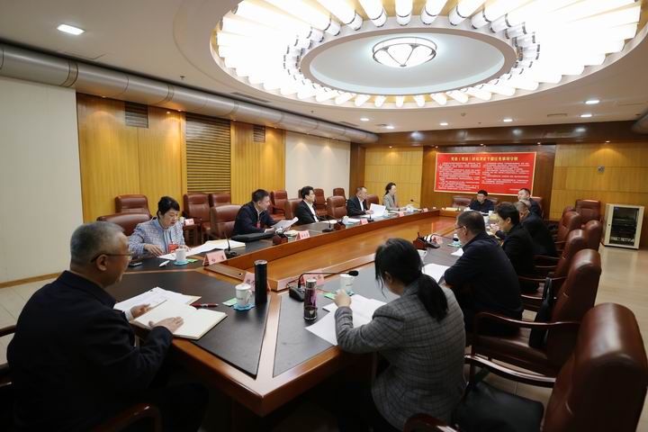 调整大小 13.第六组进行分组讨论和审议.jpg