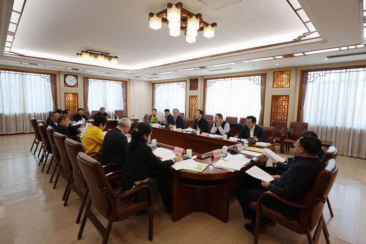 调整大小 11.第四组进行分组讨论和审议.jpg