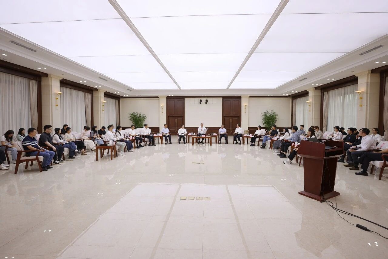 省政协机关举办2026年度第二期“青年讲堂”蓝绍敏出席并讲话